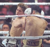 　２回、坂井祥紀（右）に左フックを浴びせる佐々木尽（撮影・西岡正）