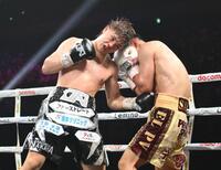 　１２回、坂井祥紀（左）にパンチを出す佐々木尽（撮影・堀内翔）