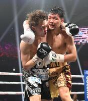 　１２回、パンチを出し合う佐々木尽（左）、坂井祥紀（撮影・堀内翔）