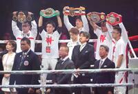 　静かに君が代を聴く井上尚弥（中央）＝撮影・西岡正