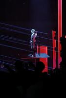 　ゴンドラから派手に登場する井上尚弥（撮影・西岡正）