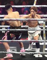 　１回、金芸俊を攻める井上尚弥（右）