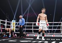 　４回、金芸俊からダウンを奪った井上尚弥（右）