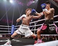 　３回、金芸俊を攻める井上尚弥（左）