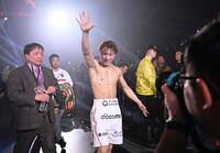 　金芸俊をＫＯで下し、観客の声援に応える井上尚弥