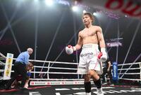 　４回、金芸俊（後方左下）にＫＯ勝利した井上尚弥（撮影・堀内翔）