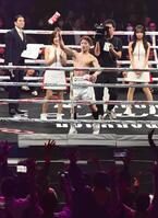 　試合を終え、観客席にプレゼントを投げ入れる井上尚弥