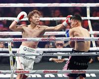 　４回、金芸俊を攻める井上尚弥（左）