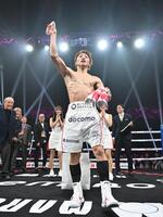 　クリスマスプレゼントとしてサイン入りＴシャツを観客席に投げ入れる井上尚弥