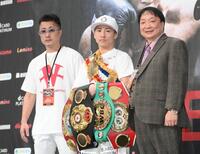 　記念撮影をする（左から）父・真吾トレーナー、井上尚弥、大橋秀行会長（撮影・堀内翔）