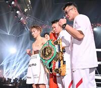 　（右から）父・真吾トレーナー、弟・拓真らとポーズをとる井上尚弥