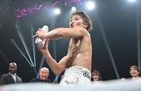 　クリスマスプレゼントとしてサイン入りＴシャツを観客席に投げ入れる井上尚弥