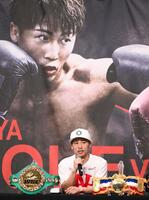 　防衛に成功し、記者会見する井上尚弥