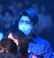 　観戦に訪れた村上（撮影・堀内翔）