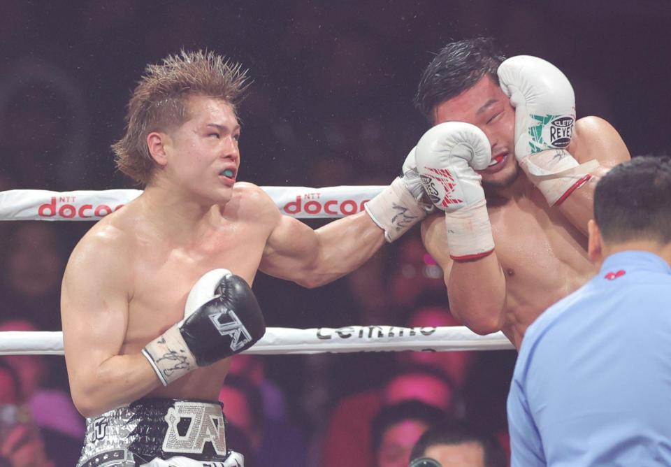 　１２回、坂井祥紀（右）の顔面に左フックを浴びせる佐々木尽（撮影・西岡正）