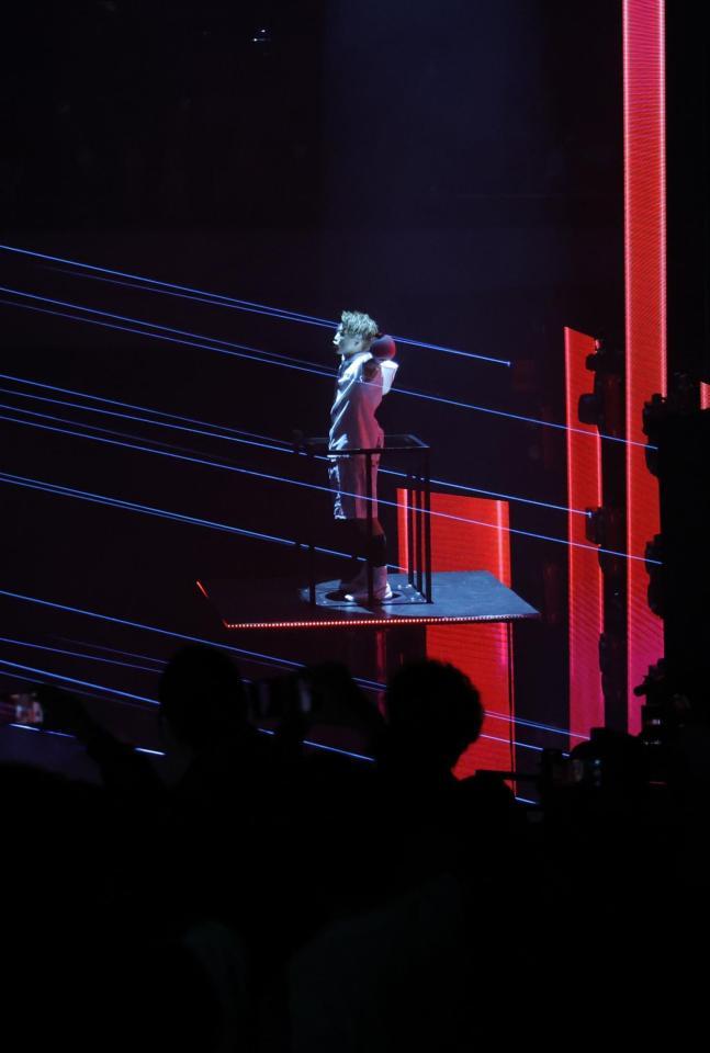 　ゴンドラから派手に登場する井上尚弥（撮影・西岡正）