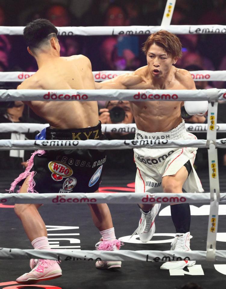 　１回、金芸俊を攻める井上尚弥（右）