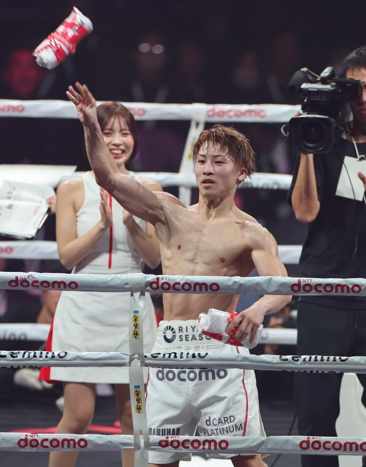 　防衛に成功し、客席にプレゼントを投げ入れる井上尚弥