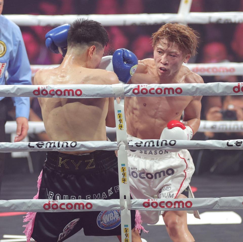 　４回、金芸俊（左）の顔面に右フックを浴びせる井上尚弥（撮影・西岡正）
