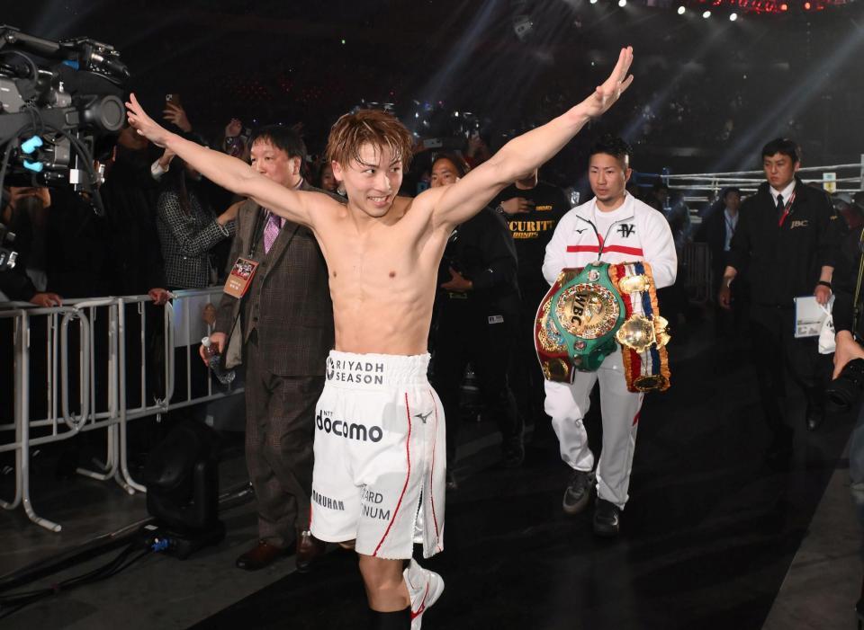 　歓声に応えながら引き上げる井上尚弥（撮影・堀内翔）