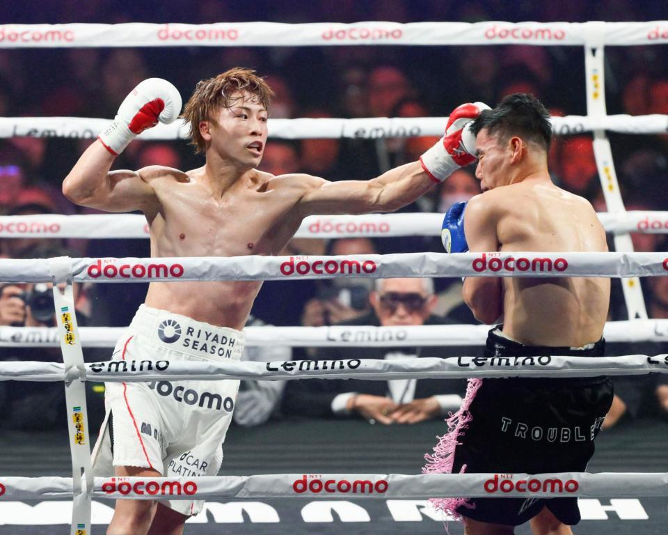 　４回、金芸俊を攻める井上尚弥（左）