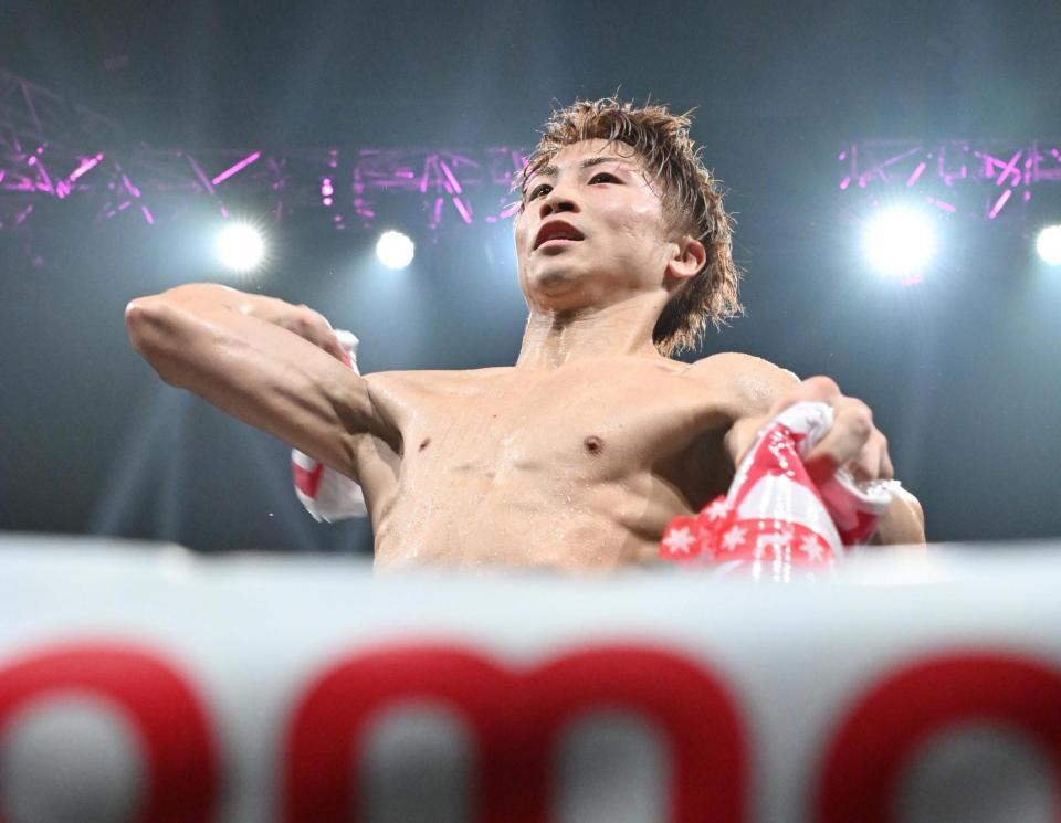 　クリスマスプレゼントとしてサイン入りＴシャツを観客席に投げ入れる井上尚弥