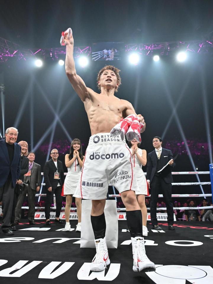 　クリスマスプレゼントとしてサイン入りＴシャツを観客席に投げ入れる井上尚弥