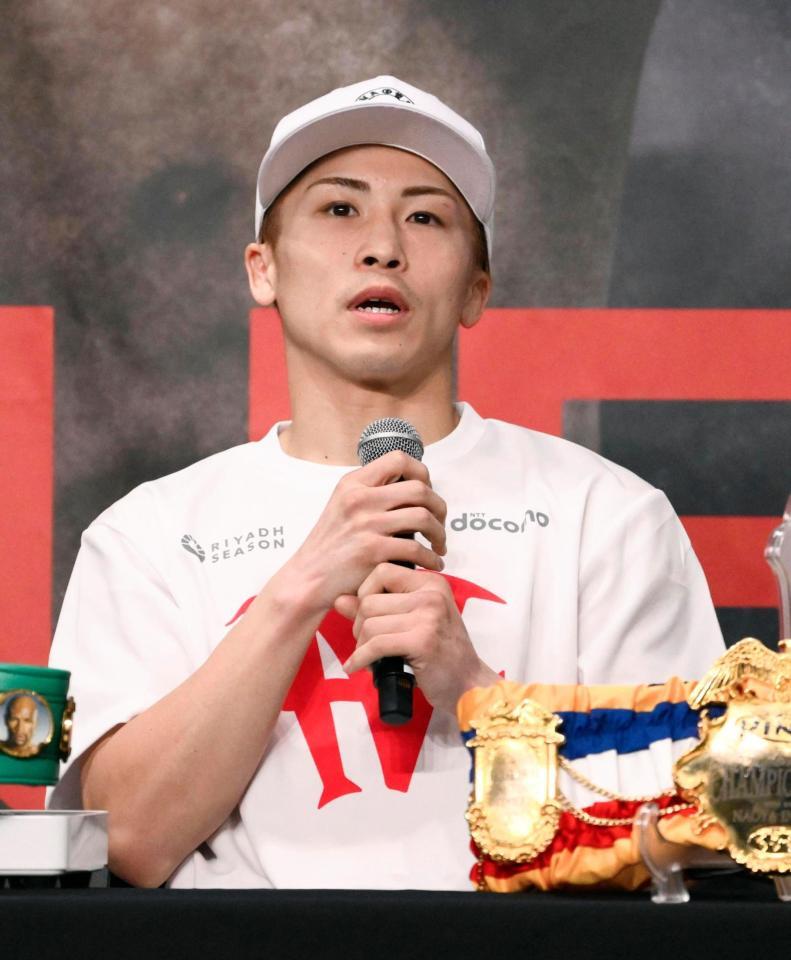 　防衛に成功し、記者会見する井上尚弥