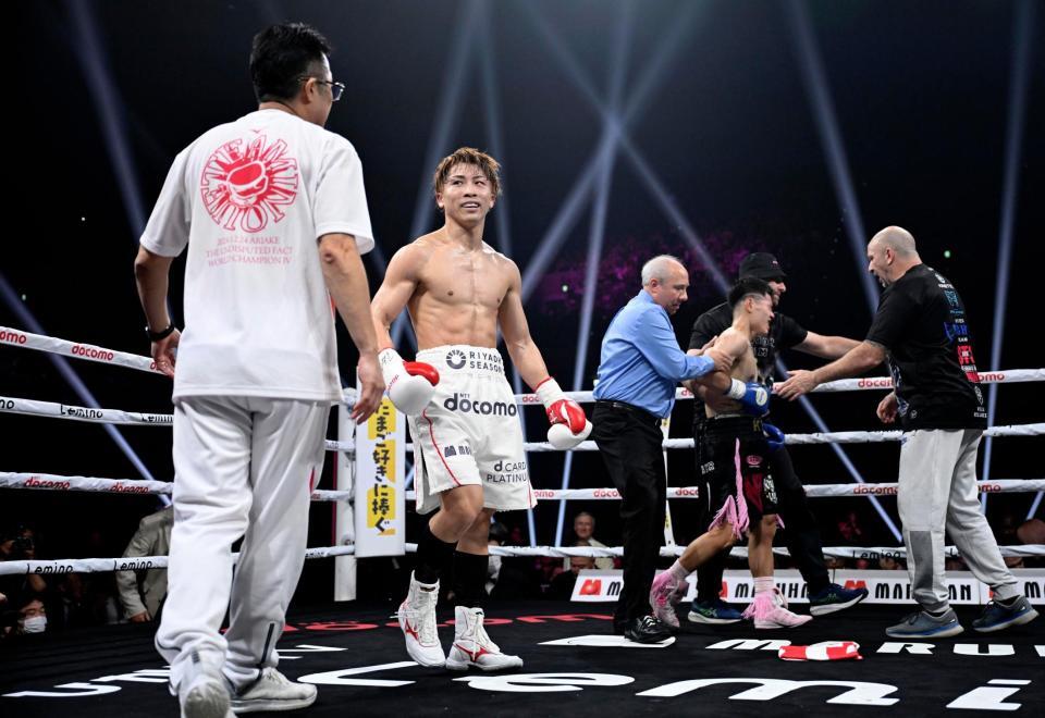 　４回、金芸俊をＫＯで下した井上尚弥（手前）