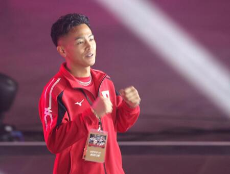 　ファンの声援にガッツポーズで応える武居由樹（撮影・西岡正）