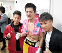 　いとこの井上浩樹（中央）とポーズを決める井上尚弥（右）と弟の拓真＝２０１９年１２月２日