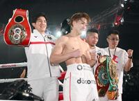 　試合後に記念撮影をする（左から）井上浩樹、尚弥、拓真、真吾トレーナー