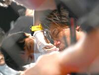 　虎之介のパンチを受けて流血する井上力斗（撮影・堀内翔）