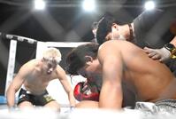 　虎之介（左）に敗れた井上力斗（撮影・堀内翔）