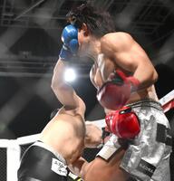 　虎之介のパンチが井上力斗（右）の顔面をとらえる（撮影・堀内翔）