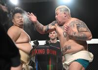 　ブレイキングスラップ　坂前由基（左）に平手打ちするぶーちん（撮影・堀内翔）