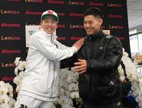 　対戦から一夜明け、あいさつに訪れた金芸俊（右）を笑顔で労う井上尚弥（撮影・伊藤笙子）