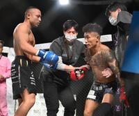 　加藤瑠偉（左）に敗れた関谷勇次郎（撮影・堀内翔）