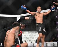 　関谷勇次郎（左下）にＫＯ勝ちした加藤瑠偉（撮影・堀内翔）