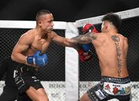 　関谷勇次郎（右）にパンチを出す加藤瑠偉（撮影・堀内翔）