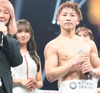 　ラウンドガールを務めた森脇梨々夏（左）右は井上尚弥（２４日）