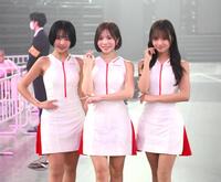 　ラウンドガールを務める（左から）佐々木萌香、須藤セリナ、森脇梨々夏（撮影・堀内翔）