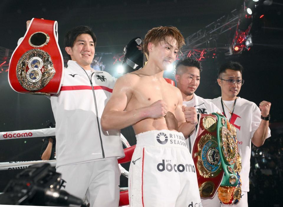 　試合後に記念撮影をする（左から）井上浩樹、尚弥、拓真、真吾トレーナー