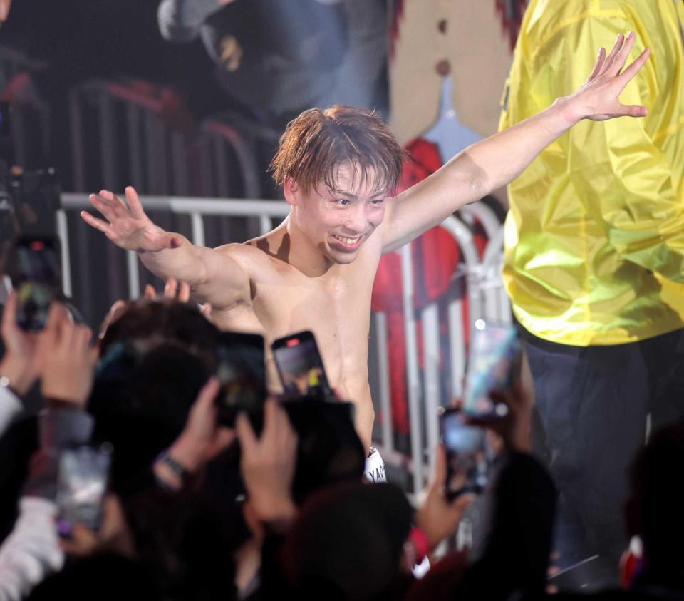 　ファンに笑顔を振りまきながら引き揚げる（撮影・西岡正）