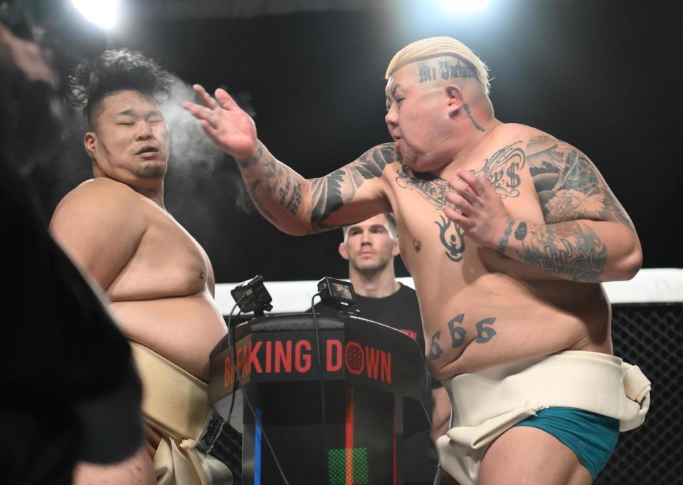 　ブレイキングスラップ　坂前由基（左）に平手打ちするぶーちん（撮影・堀内翔）