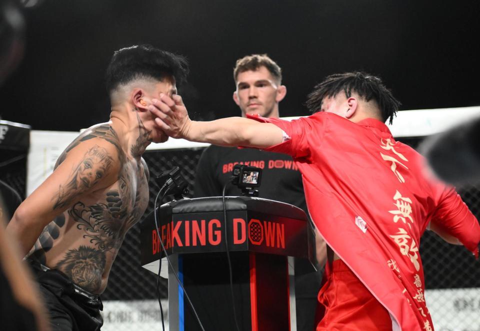 　シェンロン（左）に平手打ちするレオ（撮影・堀内翔）