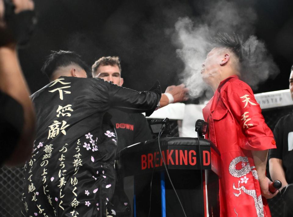 　シェンロン（左）からの平手打を受けるレオ（撮影・堀内翔）