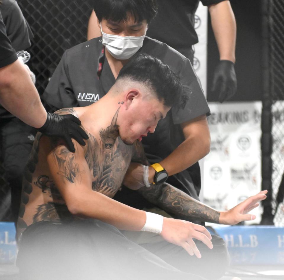 　レオからの３連発の平手打ちを受けて倒れ込むシェンロン（撮影・堀内翔）