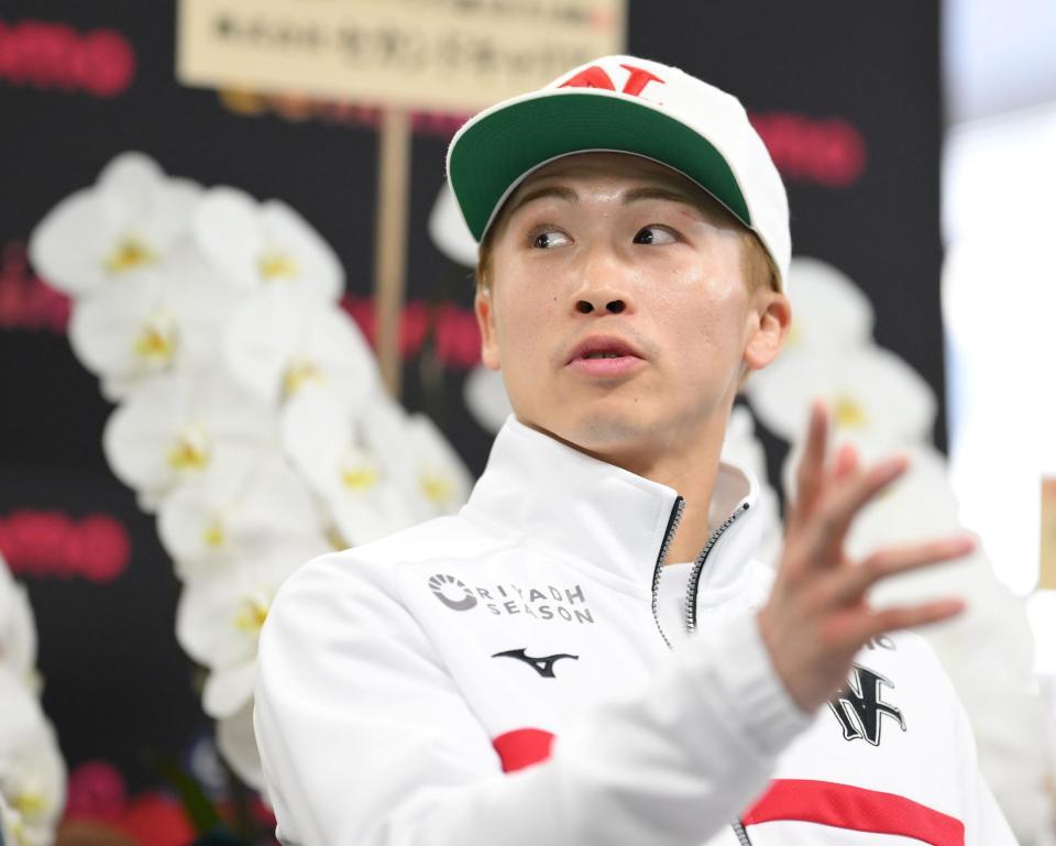 　王座防衛戦から一夜明け、記者の質問に答える井上尚弥（撮影・伊藤笙子）