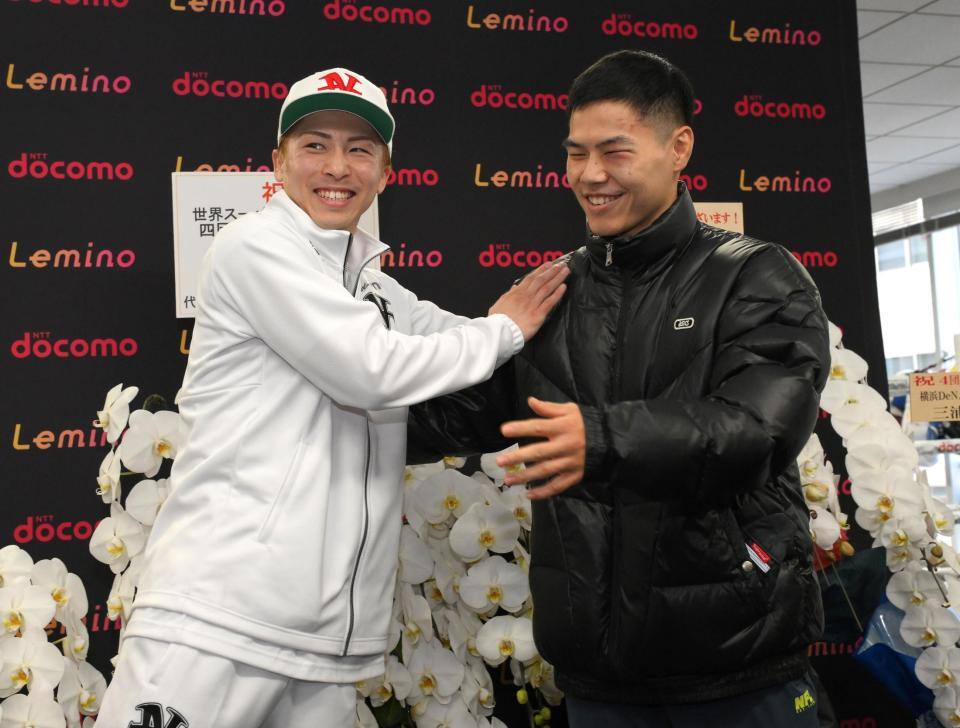 　対戦から一夜明け、あいさつに訪れた金芸俊（右）を笑顔で労う井上尚弥（撮影・伊藤笙子）